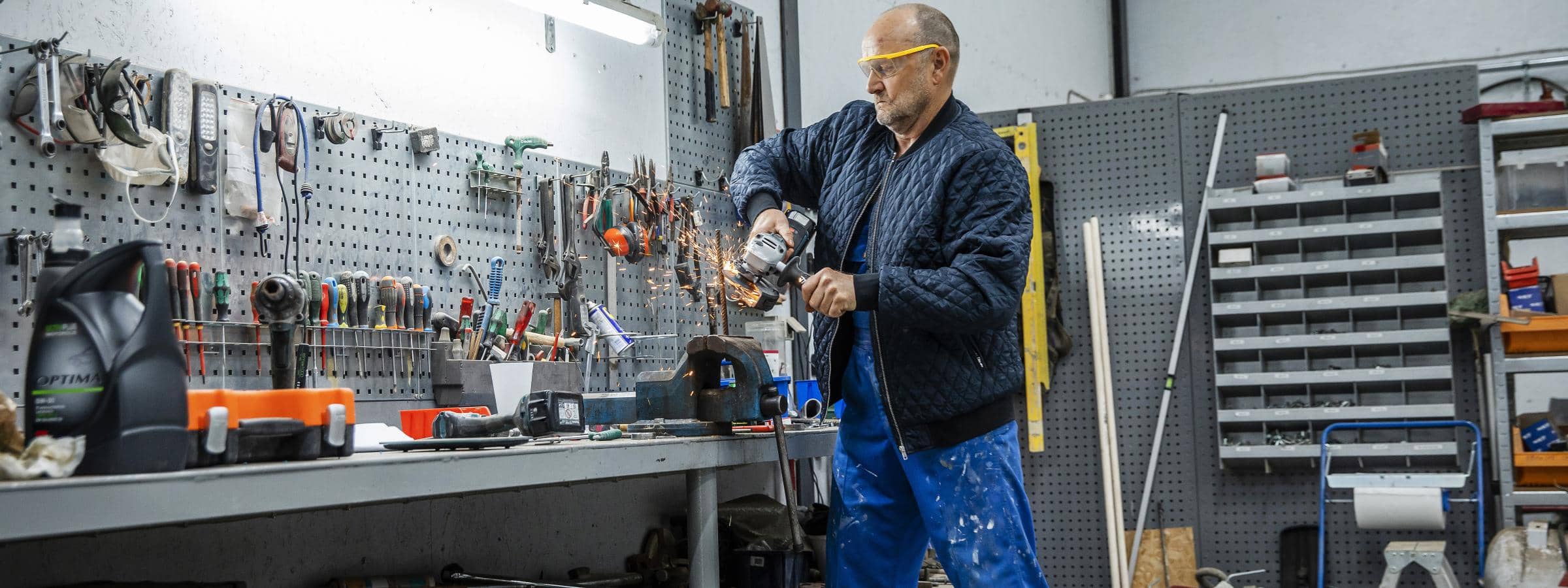 Mand arbejder i værksted
