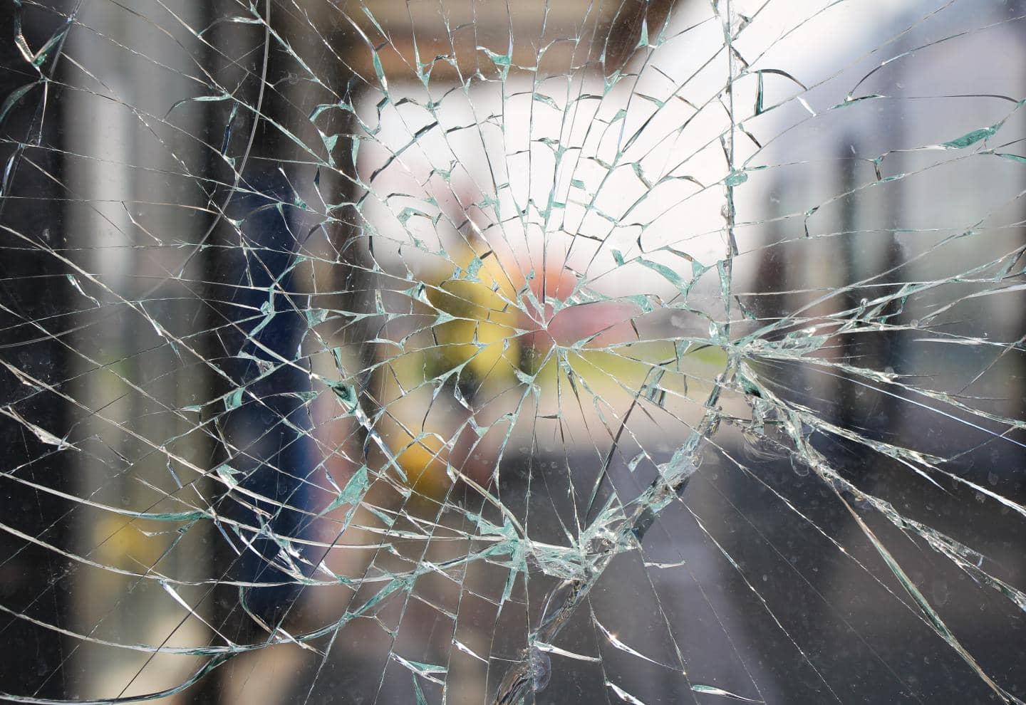  Knust glas med sprækker, der stråler ud fra midten.