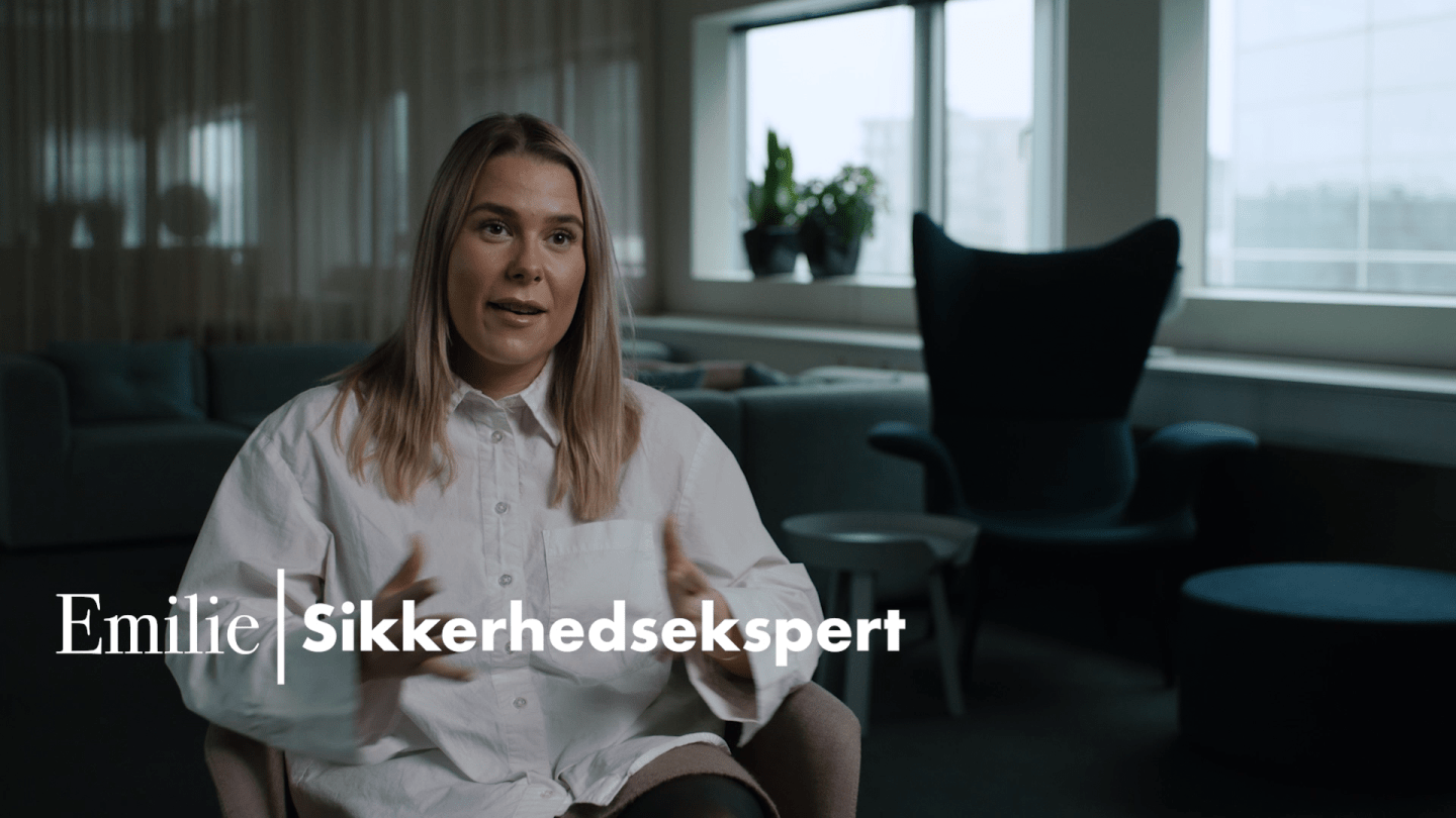 Lyshåret kvinde sidder på en stol.