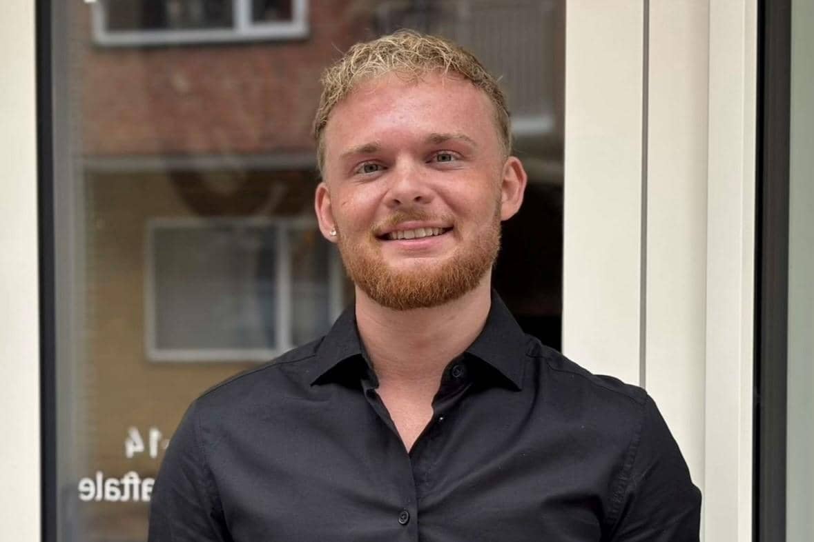 Mand foran butiksdør