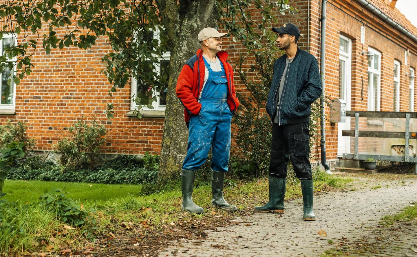 To mænd foran en gård