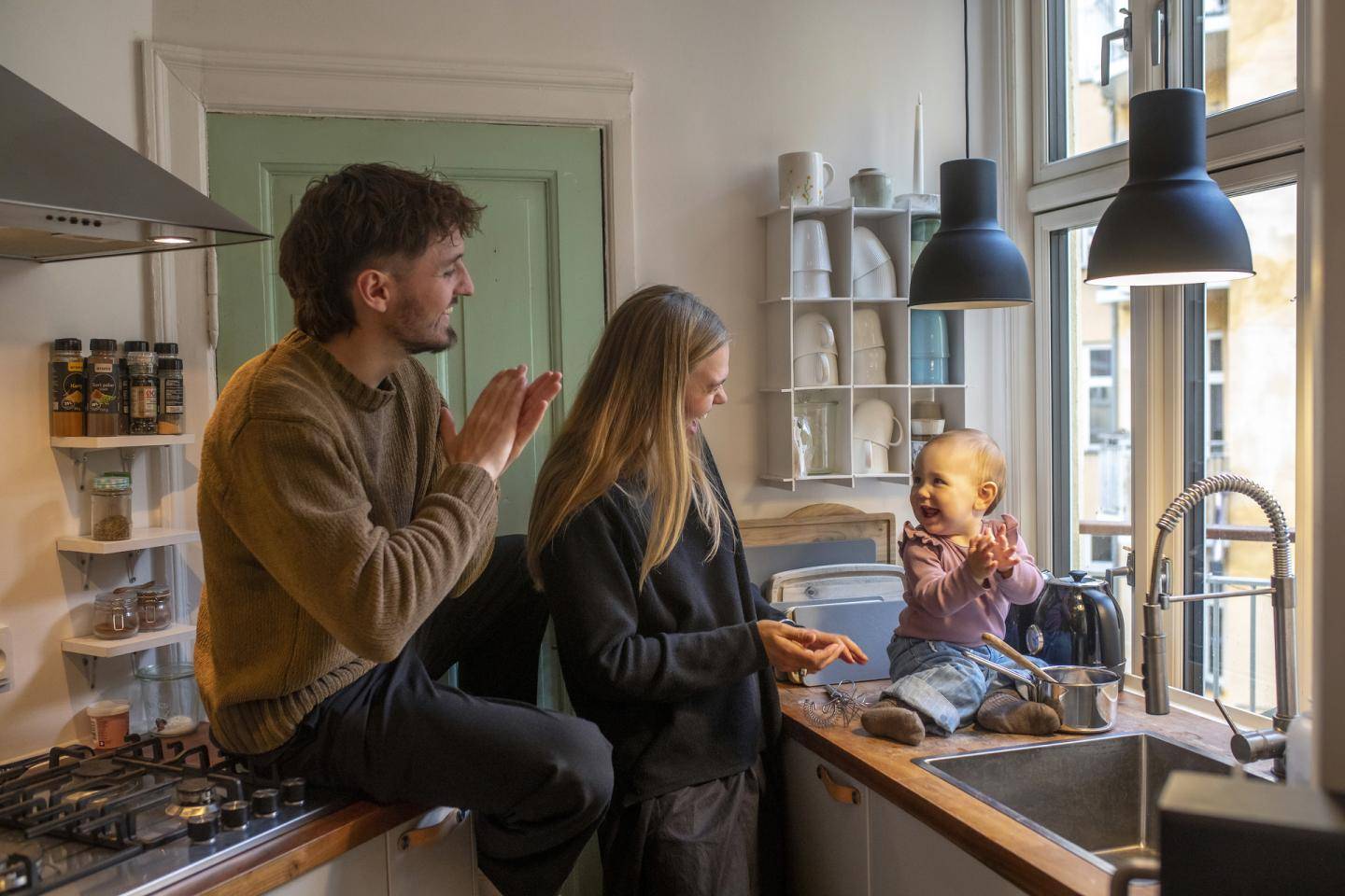 Familie i lejlighedskøkken, fotografi