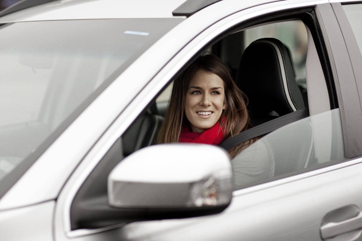 Bil- og firmabilforsikring, kvinde sidder i erhvervsbil