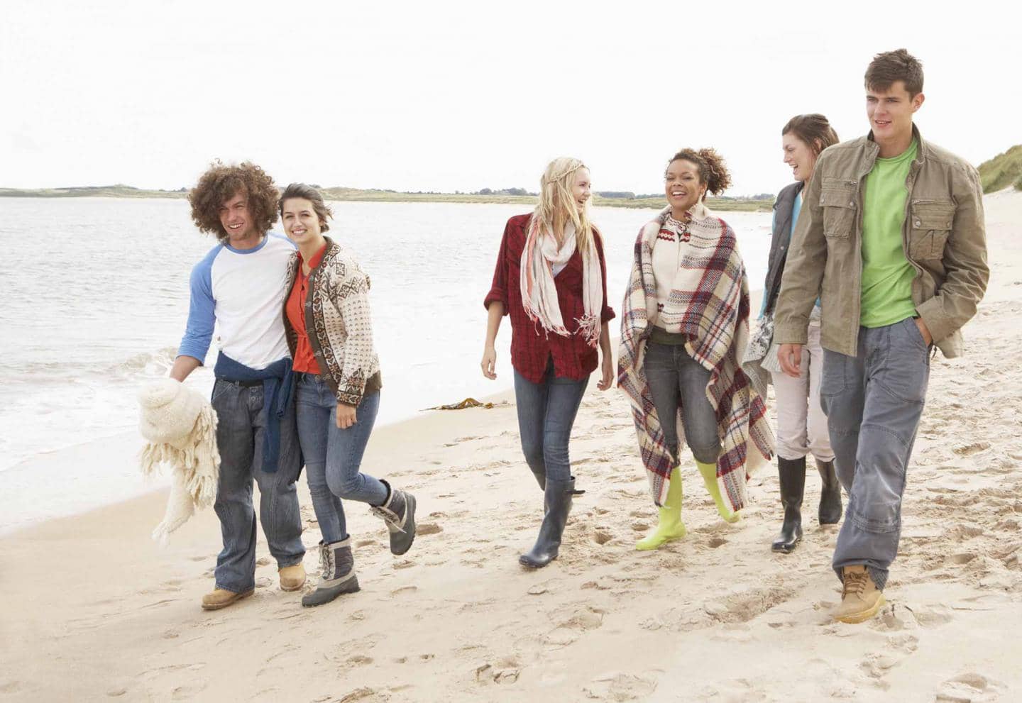 Young Living - unge med billig ungdomsforsikring, der går på stranden og nyder ungdommen
